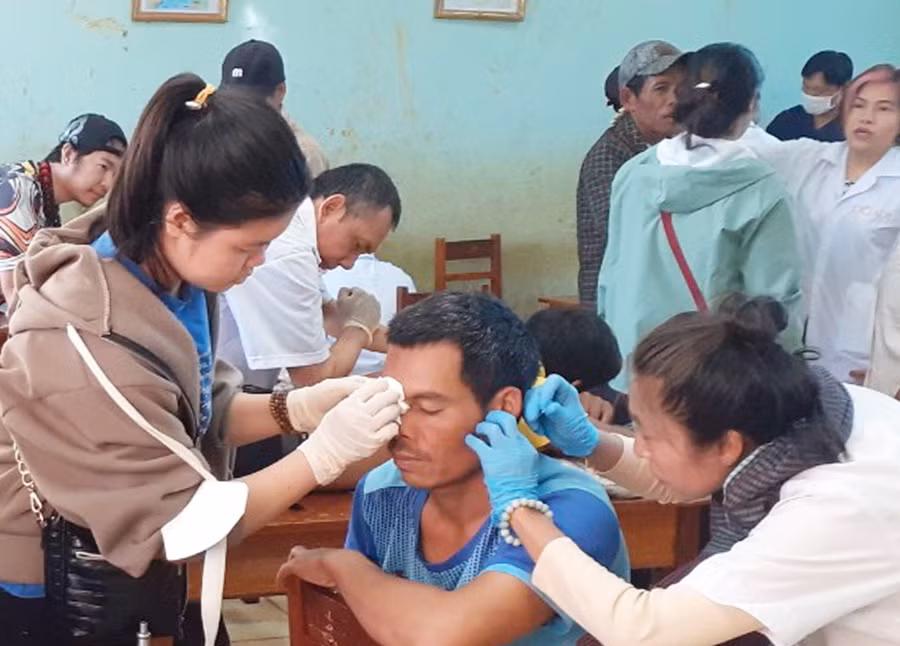 Đoàn thầy thuốc thiện nguyện Liên Hoa Tâm khám bệnh và tư vấn sức khỏe cho người dân xã Bar Maih, huyện Chư Sê. Ảnh: Hồng Ngọc