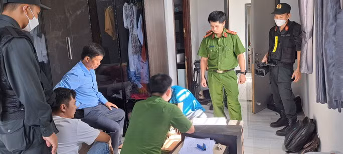 Các đối tượng lúc bị bắt - Ảnh: Hoài Xuyên
