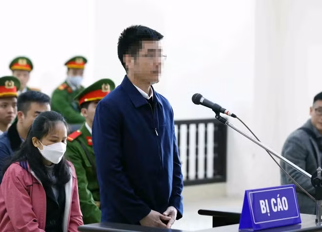 Bị cáo Hoàng Văn Hưng, cựu cán bộ Công an khai báo trước tòa. (Ảnh: Phạm Kiên/TTXVN) Bị cáo Hoàng Văn Hưng, cựu cán bộ Công an khai báo trước tòa. (Ảnh: Phạm Kiên/TTXVN)