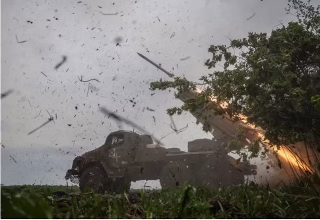 ...và bệ phóng rốc-két đa nòng BM-21 Grad được điều đến Kursk. Ảnh: Reuters
