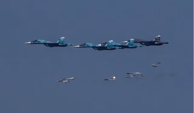 Máy bay ném bom Sukhoi Su-34... Ảnh: Reuters