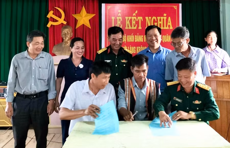 Chi bộ Khối Đảng và Đảng ủy Quân sự huyện Kbang tổ chức kết nghĩa với làng Kbông, xã Lơ Ku. Ảnh: M.P
