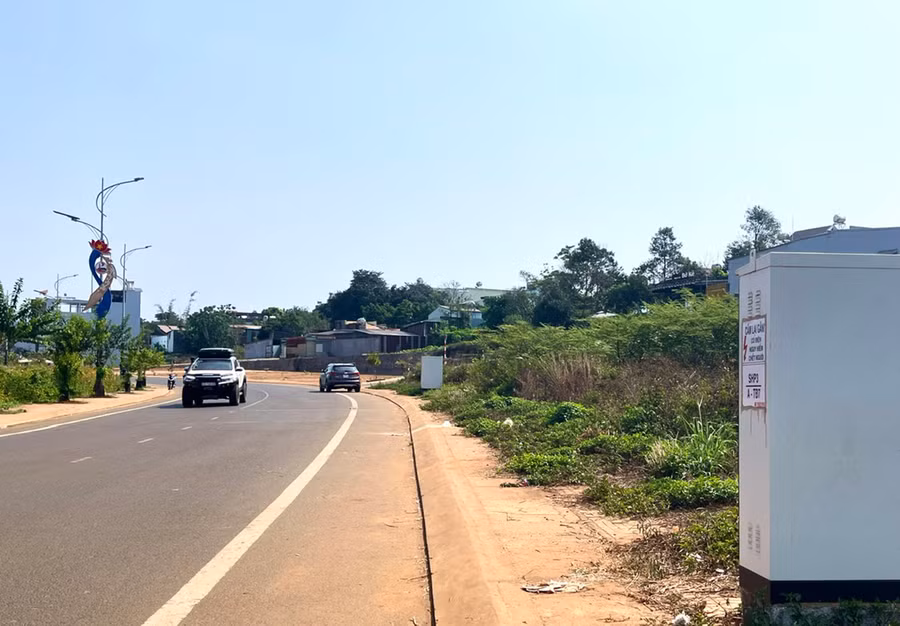 Đường D2 (suối Hội Phú) (đoạn từ đường Nguyễn Tri Phương-Nguyễn Trung Trực) được thiết kế hệ thống điện ngầm, các nhánh rẽ vào nhà dân được nối từ những tủ điện nhỏ gọn đặt trên vỉa hè tạo nên không gian thoáng. Ảnh: Minh Nguyễn