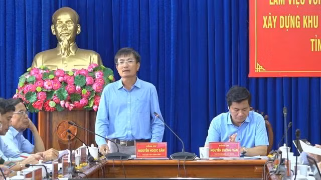 Ông Nguyễn Ngọc Sâm, Phó chủ tịch UBND tỉnh Kon Tum, phát biểu tại buổi làm việc. Ảnh: THIỀU VÂN