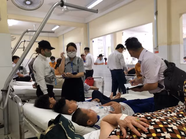 Các học sinh nhập viện sau khi ăn sáng. Ảnh: N.T