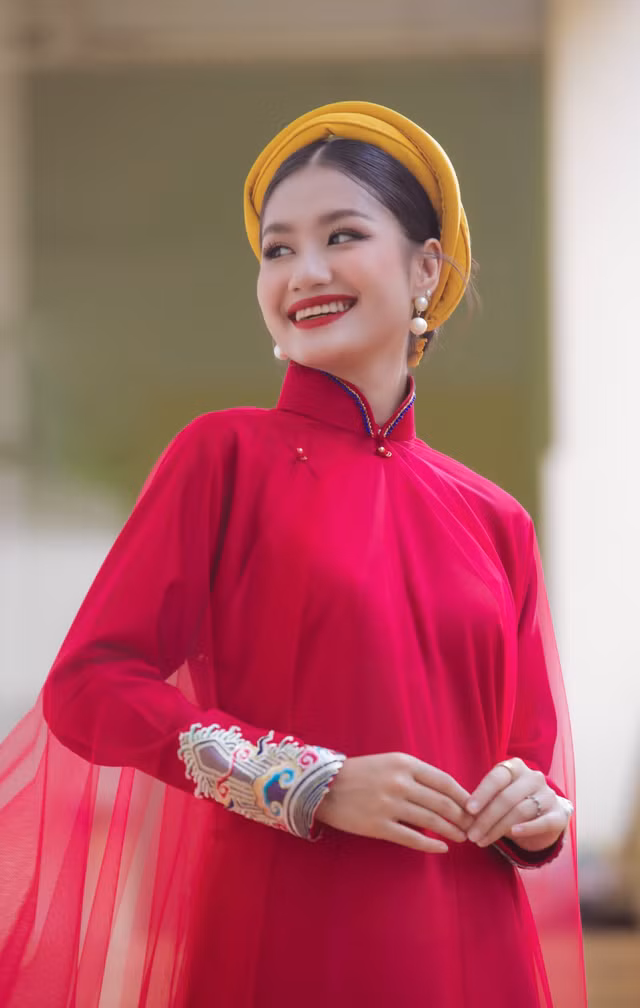 Tại sự kiện, Nguyễn Thanh Hà gây ấn tượng bởi nhan sắc ngọt ngào. Cô cho thấy sự khéo léo trong việc lựa chọn trang phục khi tham gia những chương trình có tính chất giao lưu văn hóa. Cụ thể, người đẹp quê Bến Tre diện áo dài ngũ thân do nghệ nhân Phạm Văn Tuyền thực hiện. Ảnh: NVCC