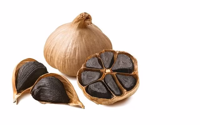 Tỏi đen có tác dụng tốt trong việc làm giảm mỡ máu, hạ cholesterol trong máu. Ảnh: Shutterstock