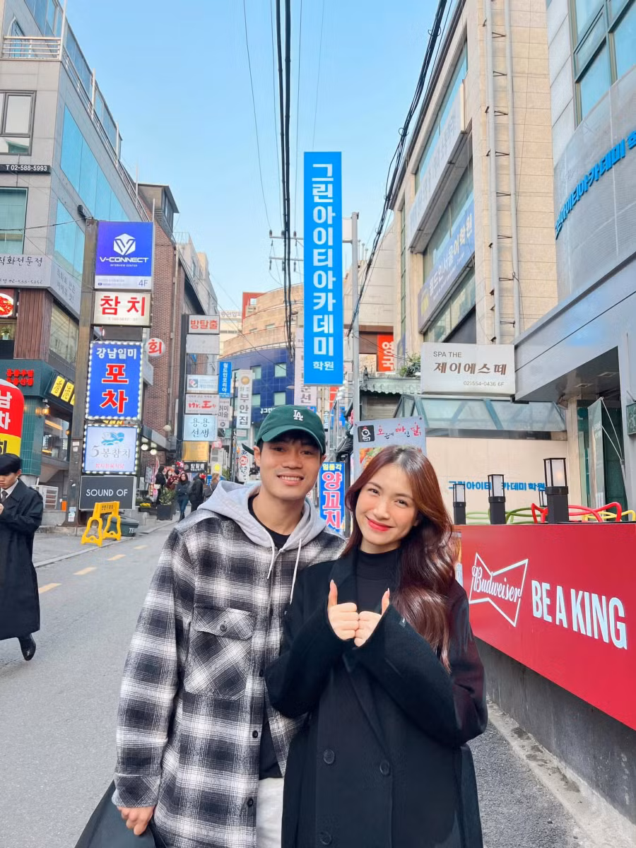 Văn Toàn cùng Hòa Minzy chụp hình chung ở Hàn Quốc, khi tiền đạo quê Hải Dương đang thi đấu cho CLB Seoul E-land. Ảnh FBNV