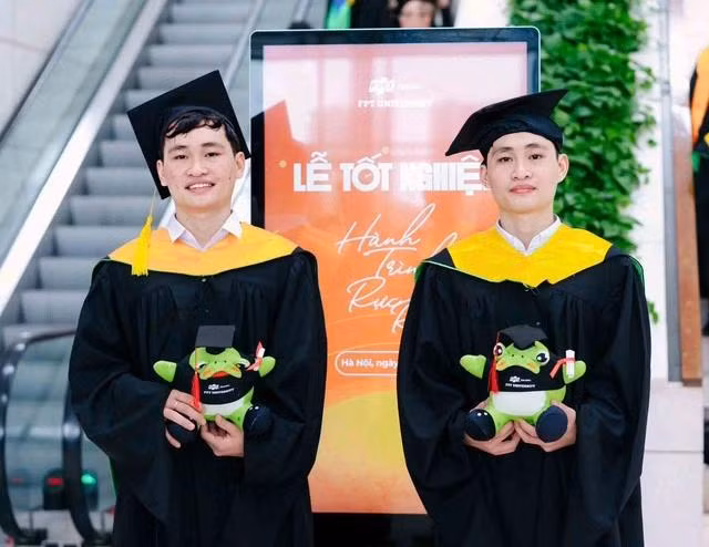 Anh Khoa (trái) và Anh Duy cùng tốt nghiệp loại xuất sắc. ẢNH: NVCC