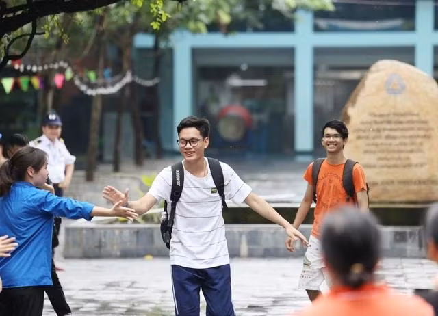 Nhiều thí sinh vui mừng cho biết đề thi môn ngữ văn "trúng tủ". Ảnh ĐÌNH HUY