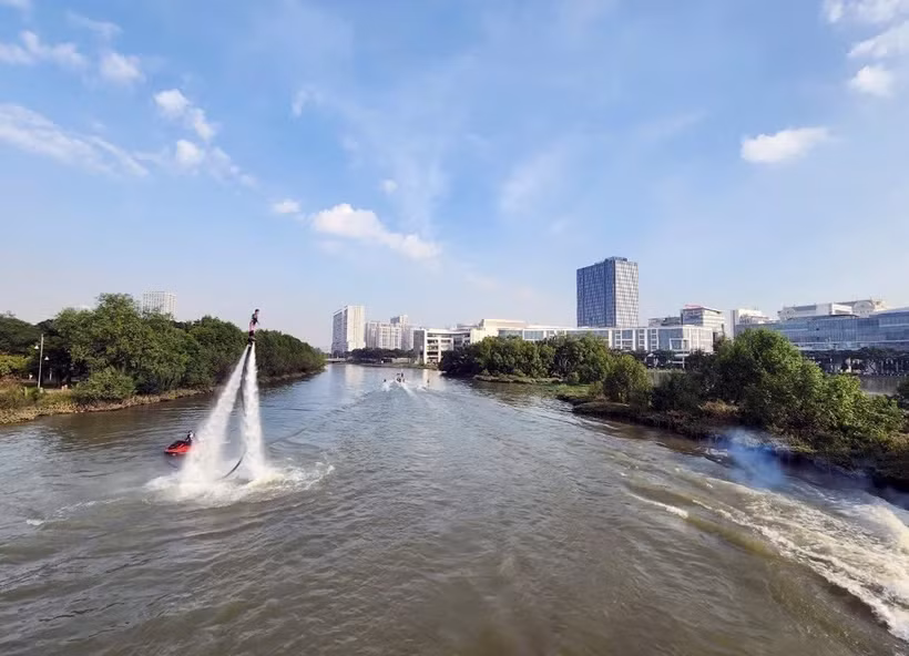 Trò chơi ván bay nước Flyboard trong tour du lịch đường thủy Thành phố Hồ Chí Minh. (Ảnh: Mỹ Phương/TTXVN) Trò chơi ván bay nước Flyboard trong tour du lịch đường thủy Thành phố Hồ Chí Minh. (Ảnh: Mỹ Phương/TTXVN)