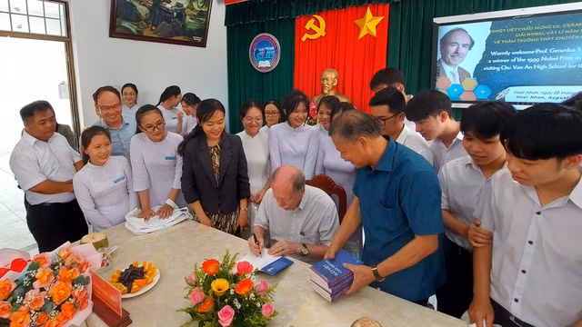 GS Gerard t'Hooft ký tặng sách cho học sinh Trường THPT chuyên Chu Văn An. Ảnh: THANH SƠN