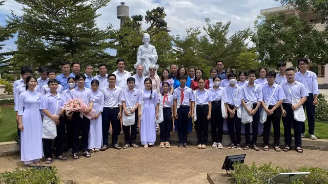Vợ chồng GS Gerard t'Hooft chụp ảnh với các học sinh Trường THPT chuyên Chu Văn An. Ảnh: THANH SƠN