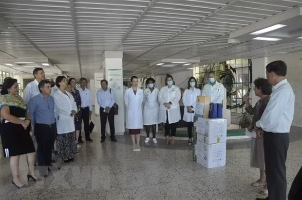 Đoàn công tác tỉnh Lâm Đồng thăm và tặng quà Bệnh viện Faustino Pérez của tỉnh Matanzas. (Ảnh: TTXVN phát)