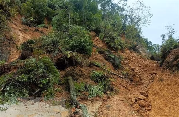 Các chuyên gia cảnh báo lũ quét, sạt lở đất có thể gây tác động rất xấu đến môi trường, uy hiếp tính mạng của người dân. (Ảnh: TTXVN phát)