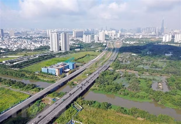 Đường song hành cao tốc Thành phố Hồ Chí Minh-Long Thành-Dầu Giây (bên trái) được đưa vào khai thác. (Ảnh: TTXVN phát)
