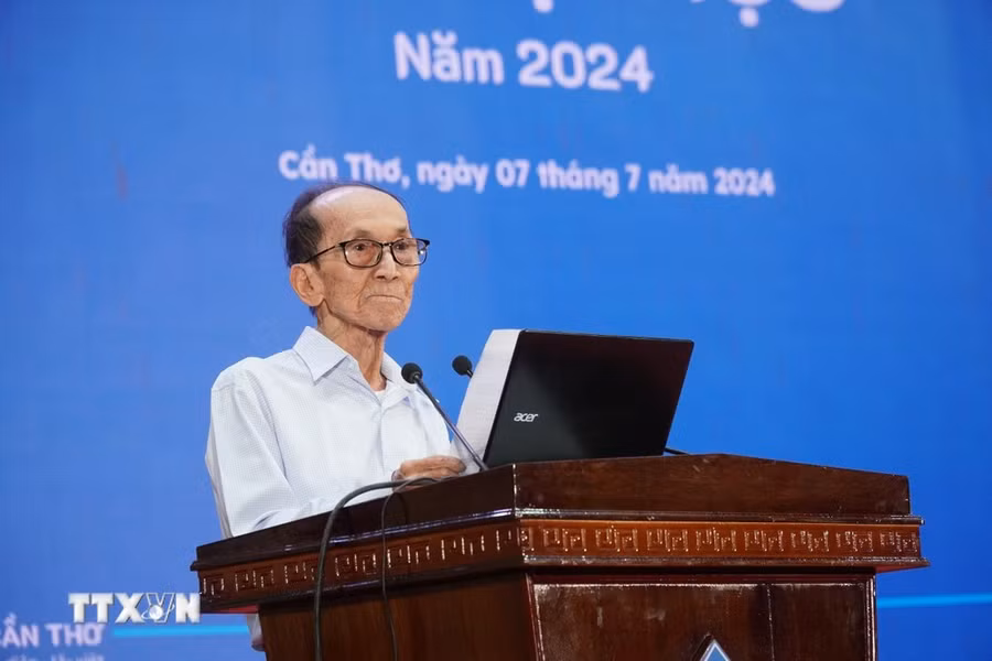 Cụ Nguyễn Tấn Thành phát biểu trong Lễ khai giảng đào tạo sau đại học năm học 2024-2025. (Ảnh: Ánh Tuyết/ TTXVN)