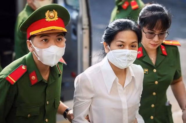 Bị cáo Trần Uyên Phương được đưa đến phiên tòa sơ thẩm sáng 23.4. Ảnh: NHẬT THỊNH