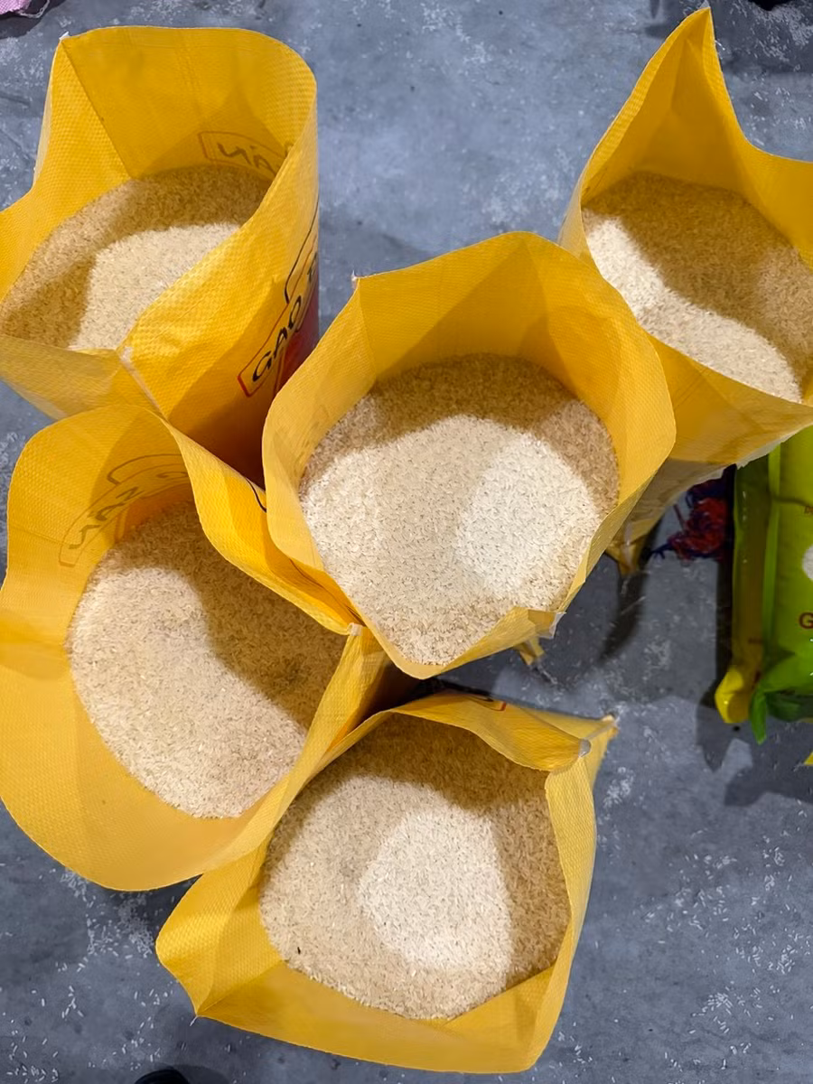 Những bao "Gạo ông Cua" giả chưa kịp đóng kín bao để tiêu thụ