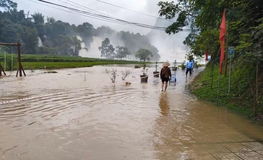 Nước tràn vào tận khu du lịch gần thác Bản Giốc.
