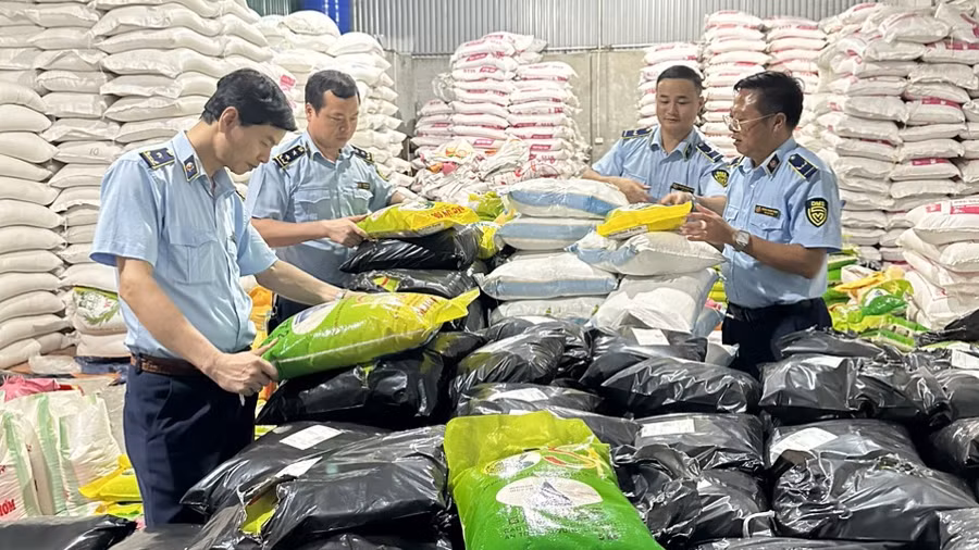 Lực lượng chức năng kiểm tra "tổng kho" gạo ST25 mang nhãn "Gạo ông Cua" nhưng sản xuất ở... Bắc Ninh. Ảnh: L.Q