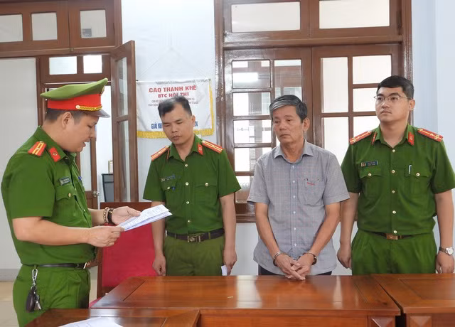 Cơ quan Cảnh sát điều tra Công an TP.Đà Nẵng tống đạt các quyết định khởi tố bị can Đinh Ngọc Bình. Ảnh: NGUYỄN TÚ