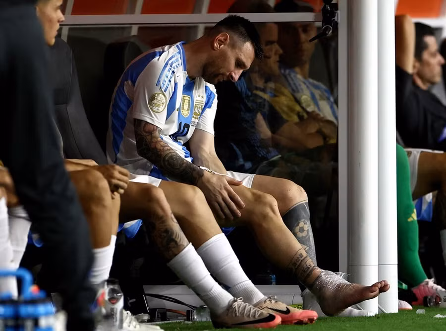 Lionel Messi phải sớm rời sân vì chấn thương. (Nguồn: Reuters) Lionel Messi phải sớm rời sân vì chấn thương. (Nguồn: Reuters)