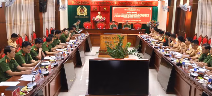 Một tháng, Đắk Nông xử phạt hơn 300 xe khách, container - Ảnh 3. Công an tỉnh Đắk Nông tổ chức hội nghị sơ kết 1 tháng thực hiện tổng kiểm soát xe ô tô kinh doanh vận tải hành khách và xe ô tô vận tải hàng hóa bằng container