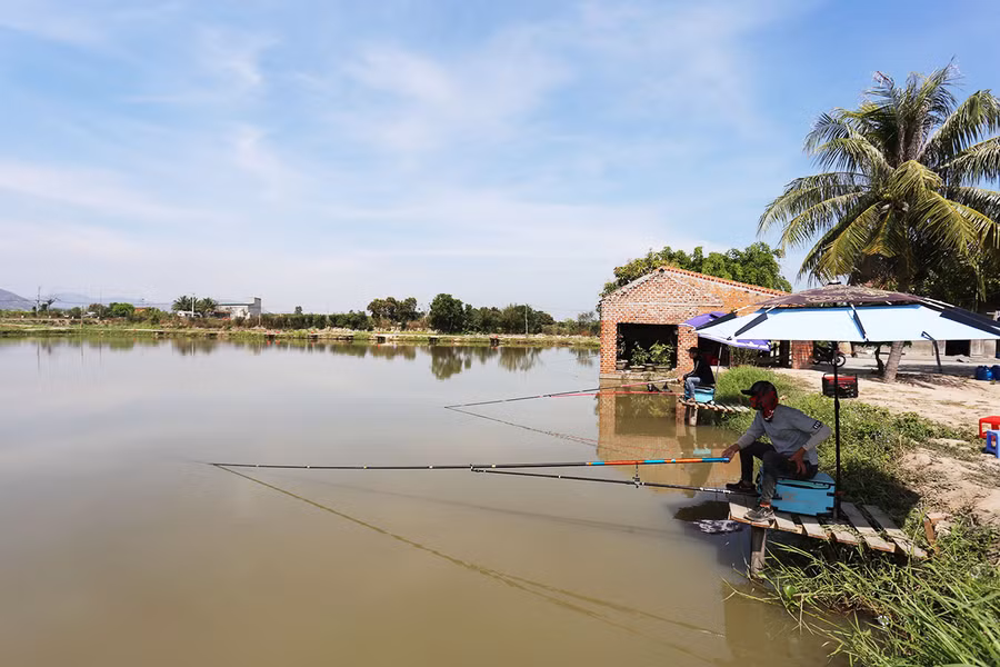 Hồ nước của gia đình anh Nguyễn Văn Hòa (buôn Sô Ma Rơng, xã Ia Peng, huyện Phú Thiện) thu hút nhiều cần thủ trong khu vực đến câu cá. Ảnh: Văn Ngọc