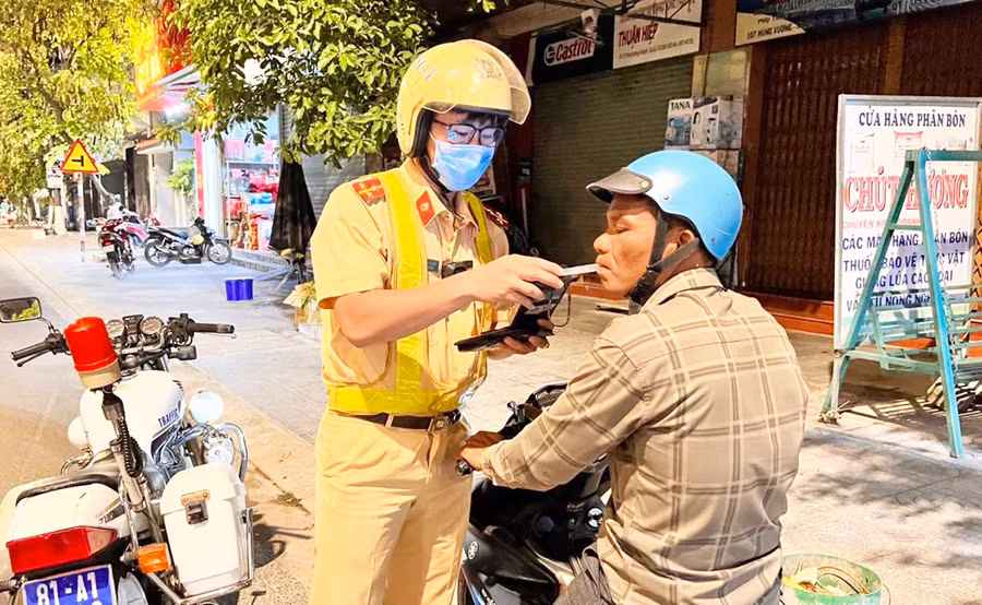 Cán bộ Đội Cảnh sát Giao thông-Trật tự (Công an huyện Krông Pa) kiểm tra nồng độ cồn người điều khiển xe máy. Ảnh: R.H