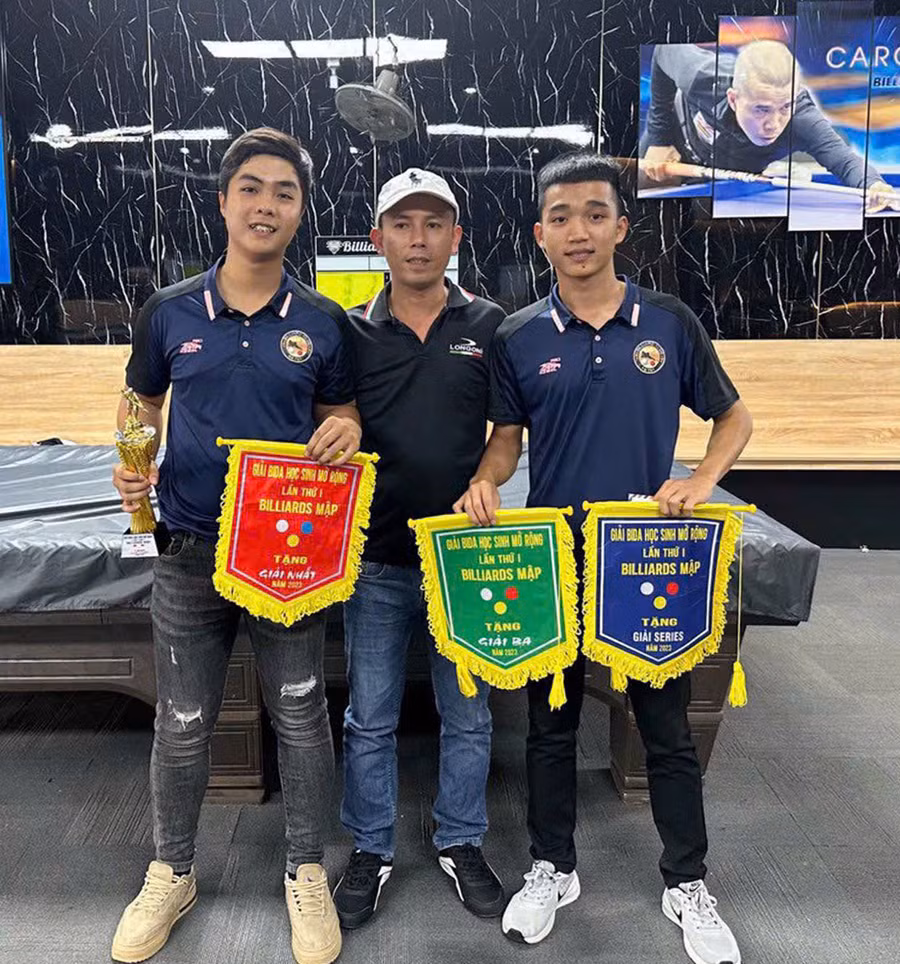 Anh Huy (giữa) và 2 học trò đã giành giải nhất và giải 3 tại Giải Billiards dành cho học sinh khu vực Đông Gia Lai. Ảnh: Văn Nguyên