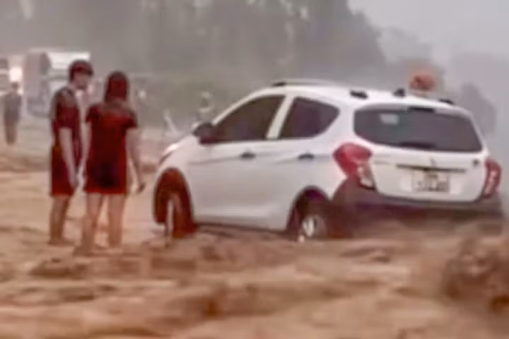 Ô tô bị mắc kẹt tại Quốc lộ 6, đoạn qua dốc Cun. (Ảnh: Cắt từ clip)