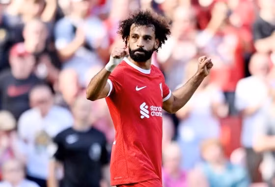 Mohamed Salah mừng bàn ấn định chiến thắng 3-0 của Liverpool trước Aston Villa.