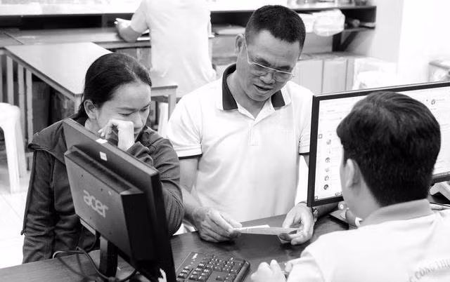 Thí sinh và phụ huynh đến trực tiếp các trường ĐH để được tư vấn. Ảnh ĐÀO NGỌC THẠCH