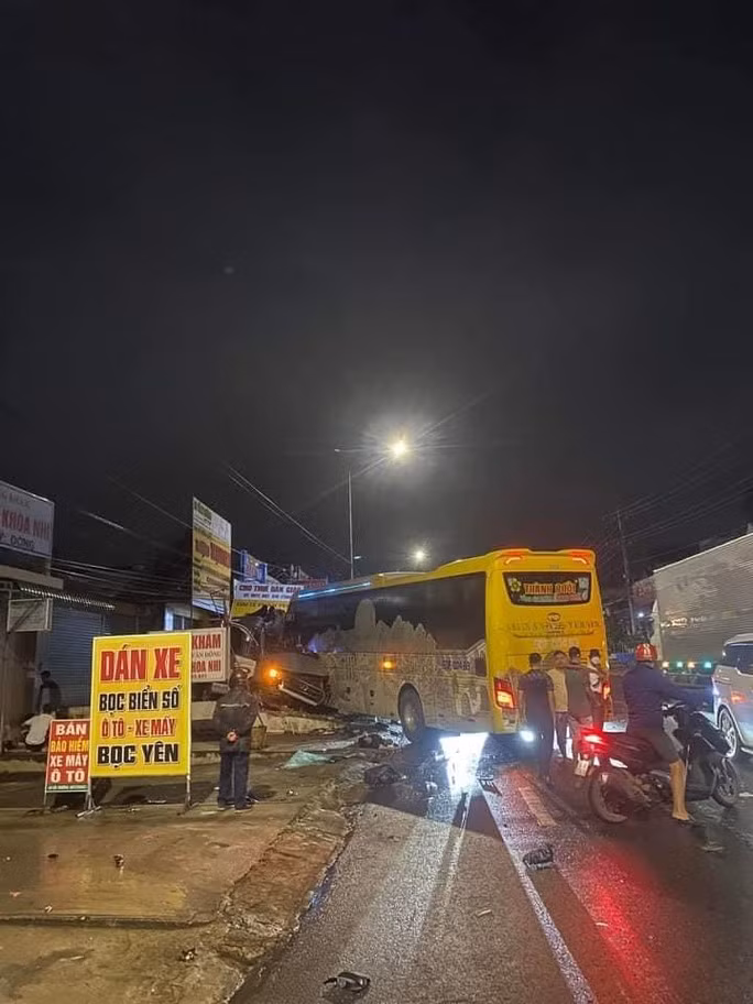 Hiện trường vụ tai nạn kinh hoàng.