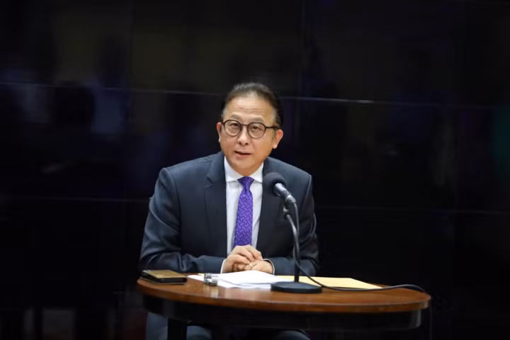 Bộ trưởng bên cạnh Thủ tướng Campuchia Jean-François Tain. (Ảnh: EAC News)