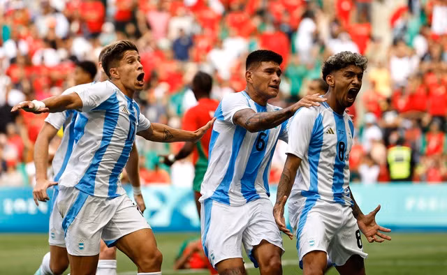 Argentina thoát thua nhờ bàn gỡ phút 90+16 của Medina (8) Argentina thoát thua nhờ bàn gỡ phút 90+16 của Medina (8)
