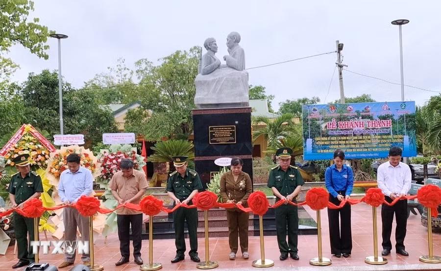 Cắt băng khánh thành công trình Tượng đài 'Bác Hồ với chiến sỹ biên phòng'. (Ảnh: TTXVN phát)