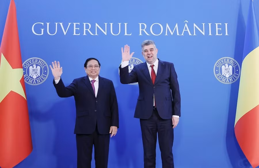 Thủ tướng Phạm Minh Chính và Thủ tướng Romania Ion-Marcel Ciolacu. (Ảnh: Dương Giang/TTXVN)