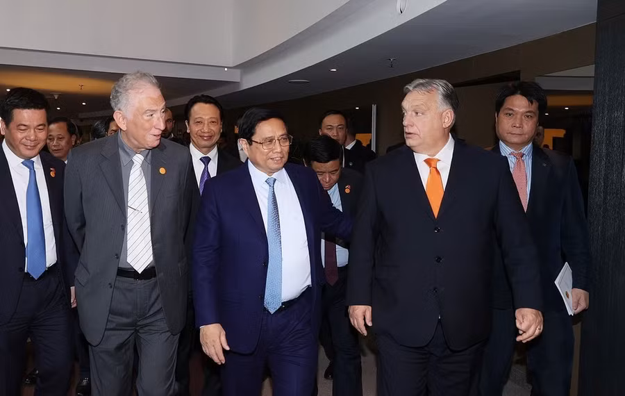 Thủ tướng Phạm Minh Chính và Thủ tướng Hungary Viktor Orbán tham dự Diễn đàn Doanh nghiệp Việt Nam-Hungary. (Ảnh: Dương Giang/TTXVN)