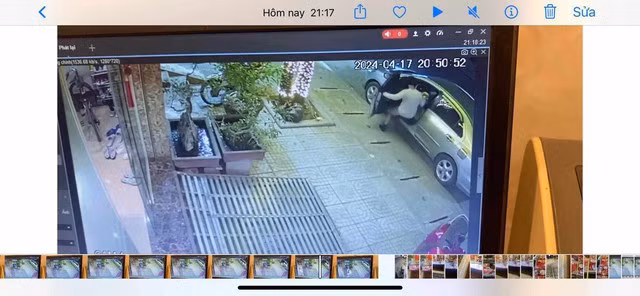 Nghi phạm nhanh chóng lên xe tẩu thoát.