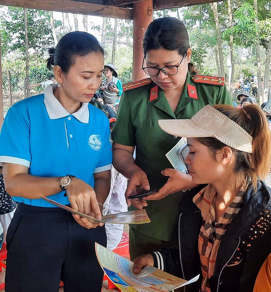 Cán bộ Hội Liên hiệp phụ nữ thị trấn Phú Hòa (huyện Chư Păh) tuyên truyền về hoạt động lừa đảo qua mạng để hội viên nâng cao cảnh giác. Ảnh: M.C