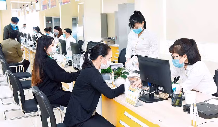 Người dân đến giao dịch tại Trung tâm Phục vụ hành chính công tỉnh Gia Lai. Ảnh: Đức Thụy