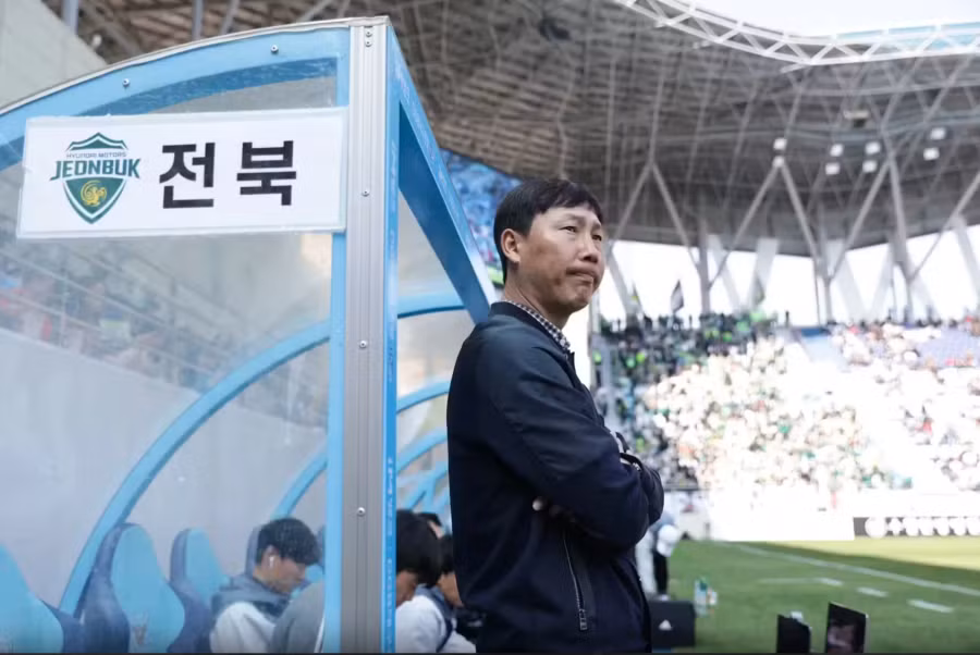 Ông Kim Sang-sik từng vô địch Hàn Quốc với Jeonbuk trên cả cương vị cầu thủ, trợ lý và HLV trưởng. Ảnh: KFA