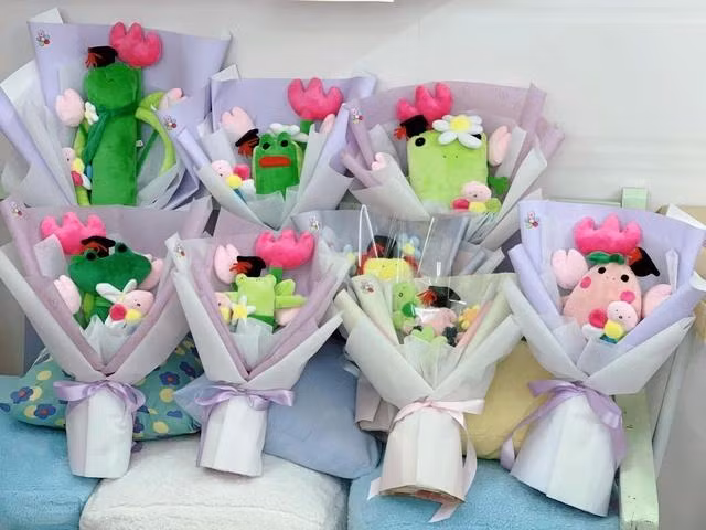 Những bông hoa gấu bông “xấu lạ”. ẢNH: DUY TÂN Những bông hoa gấu bông “xấu lạ”. ẢNH: DUY TÂN