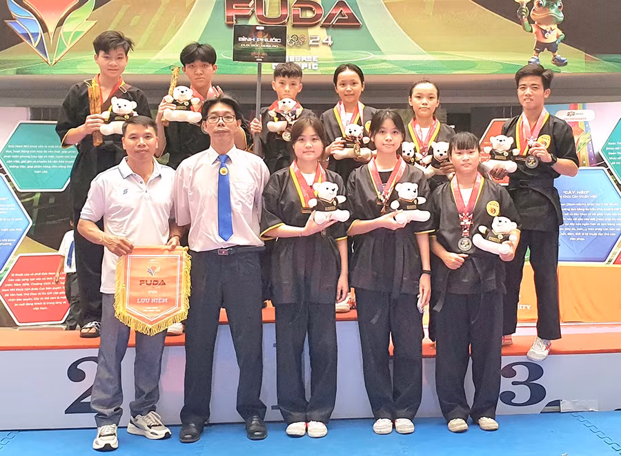 Võ sư Phạm Đăng Khoa (hàng trước, thứ 2 từ trái sang) cùng các môn sinh Gia Lai tham gia Giải Nhị khúc côn Cúp các câu lạc bộ toàn quốc tổ chức tại Đà Nẵng vào tháng 7-2024 (ảnh nhân vật cung cấp).