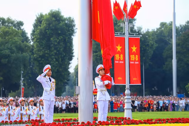 Chiến sĩ tiêu binh ôm Quốc kỳ chờ tiếng nhạc Quốc ca vang lên