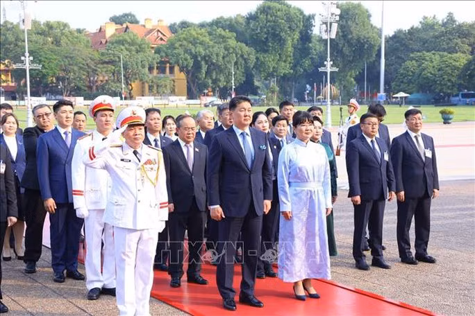 Tổng thống Mông Cổ Ukhnaagiin Khurelsukh và Phu nhân tưởng niệm Chủ tịch Hồ Chí Minh. Ảnh: TTXVN