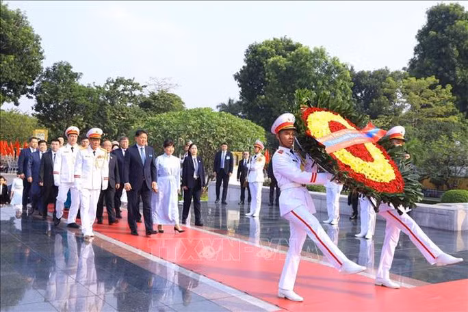 Tổng thống Mông Cổ Ukhnaagiin Khurelsukh và Phu nhân đến đặt vòng hoa tại Đài tưởng niệm các Anh hùng liệt sĩ. Ảnh: TTXVN