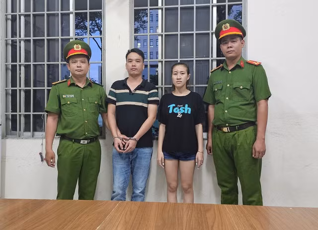 Nguyễn Thành Liêm (34 tuổi, ngụ Cà Mau) và Hà Thụy Vân Anh (23 tuổi, ngụ Q.7, TP.HCM) cầm đầu đường dây hoạt động mại dâm, đã bị bắt. Ảnh: CTV